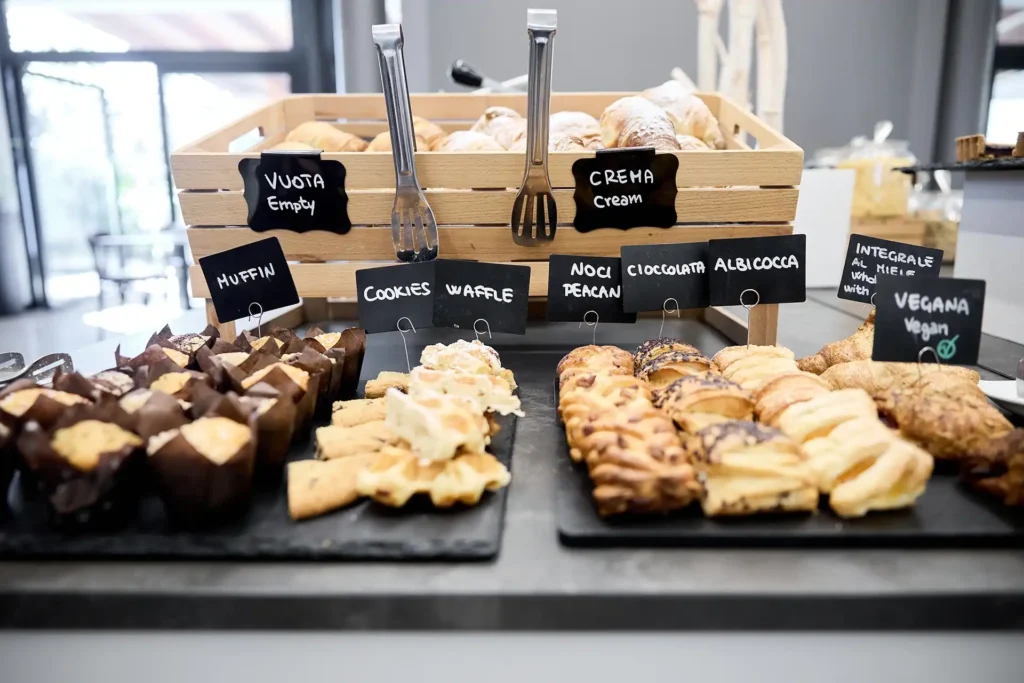 Dettaglio del buffet colazione con vassoi pieni di croissant a vari gusti